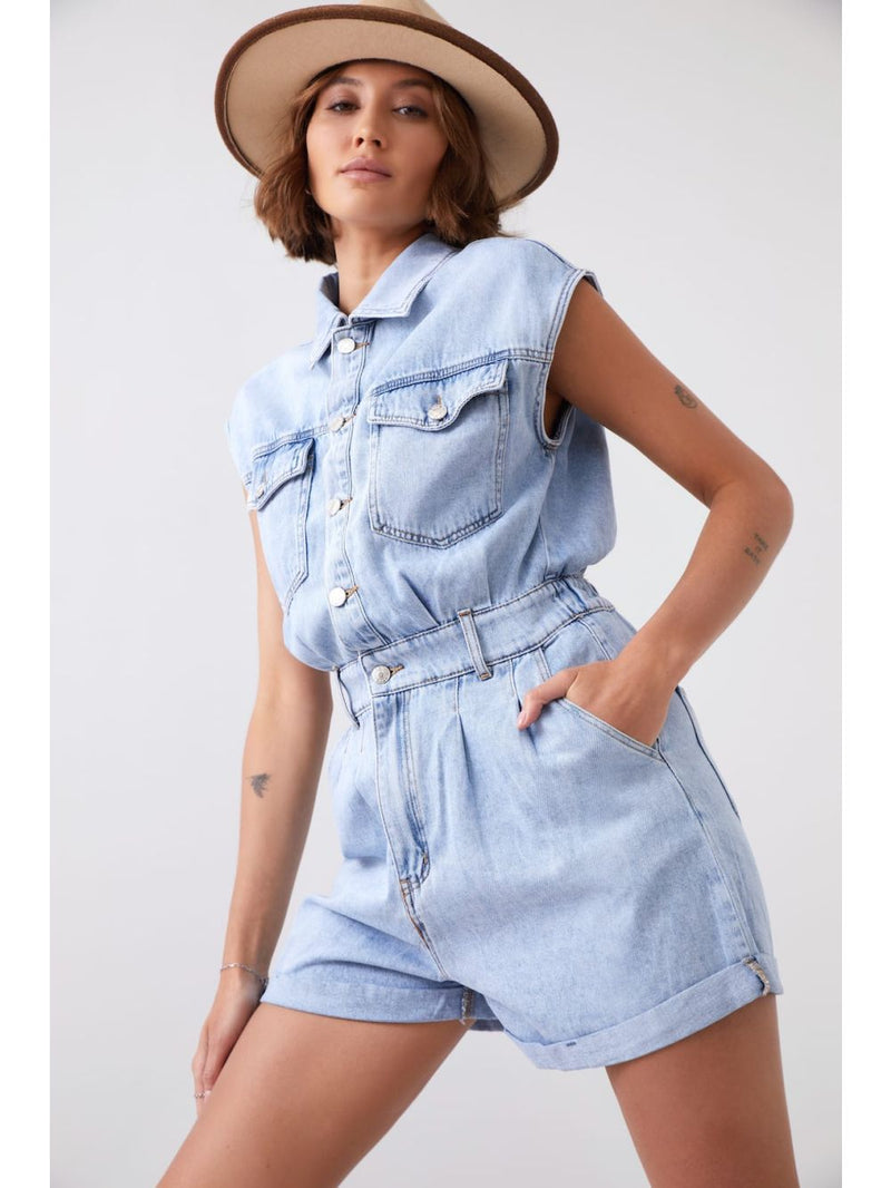 https://fasardi.eu/short-denim-jumpsuit-with-a-collar-01630.html