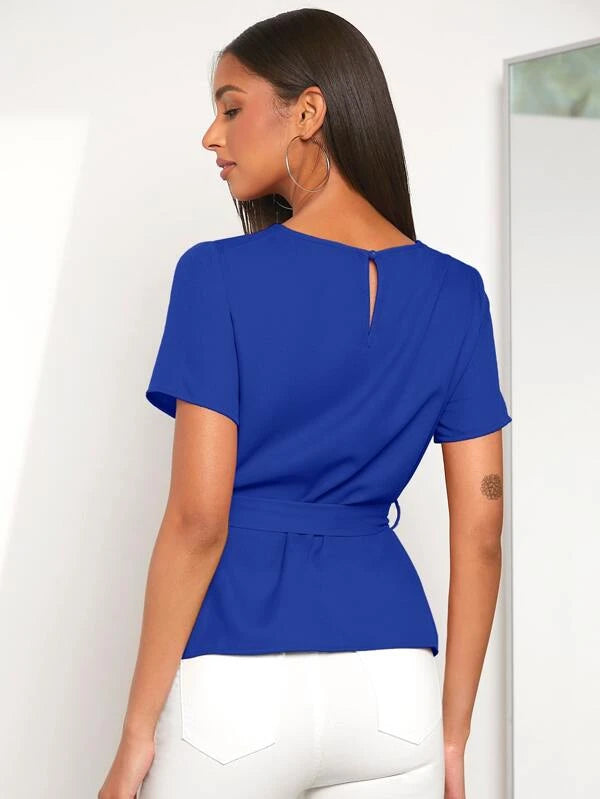 https://nl.shein.com/evoluSHEIN-Solid-Keyhole-Back-Belted-Blouse-p-11082070-cat-1733.html?src_identifier=fc%3DWomen%60sc%3DKleding%60tc%3DTops%60oc%3DBlouses%60ps%3Dtab01navbar04menu03dir02%60jc%3Dreal_1733&src_module=topcat&src_tab_page_id=page_real_class1698218460538&mallCode=1&imgRatio=3-4