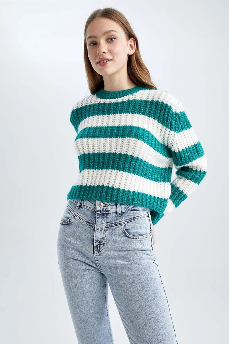 https://www.trendyol.com/en/defacto/sweater-green-oversize-p-349317513?boutiqueId=620250