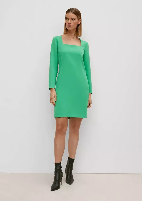 https://www.comma-store.eu/p/dress-with-a-square-neckline-2129210.html?variantColor=9999