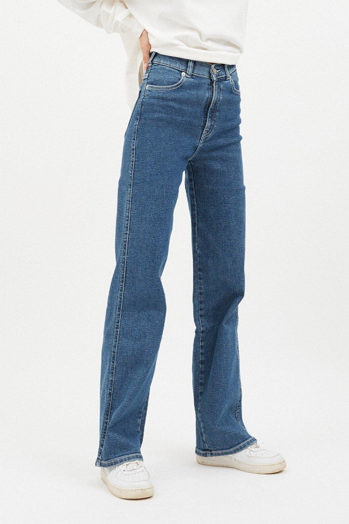 https://eu.drdenim.com/collections/jeans-womens-jeans/products/moxy-straight-cape-mid-plain