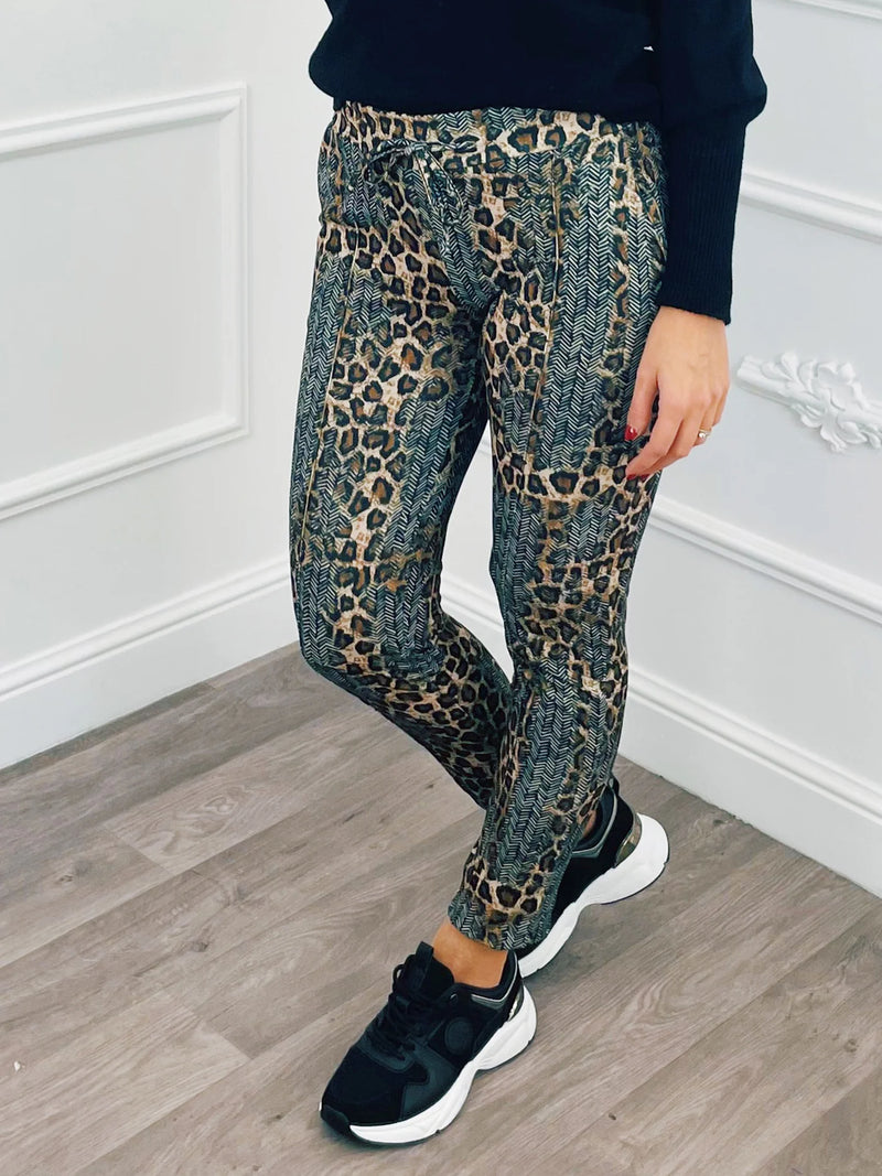 https://blushfashionstore.nl/collections/broeken/products/animal-travel-broek?%3Fvariant%3D=45557813051684