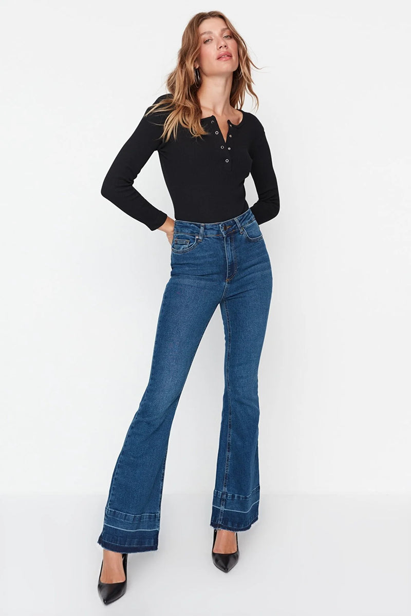 https://www.trendyol.com/en/trendyol-collection/jeans-blue-bootcut-p-288202407?boutiqueId=624348