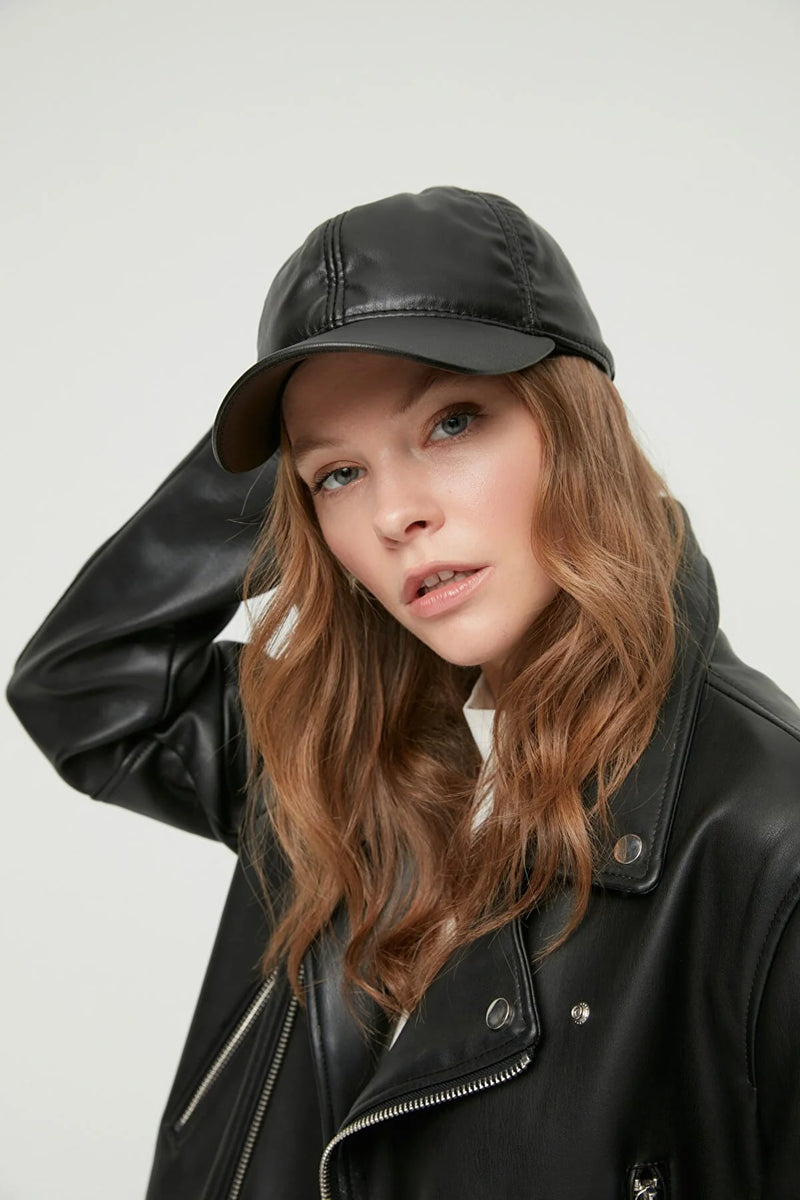 https://www.trendyol.com/en/trendyol-collection/hat-black-casual-p-175099346?boutiqueId=48