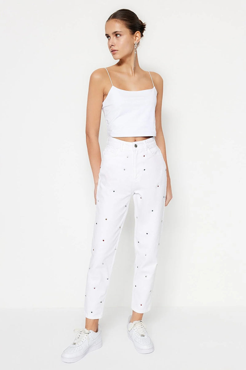 https://www.trendyol.com/en/trendyol-collection/jeans-white-mom-p-458778582?boutiqueId=48