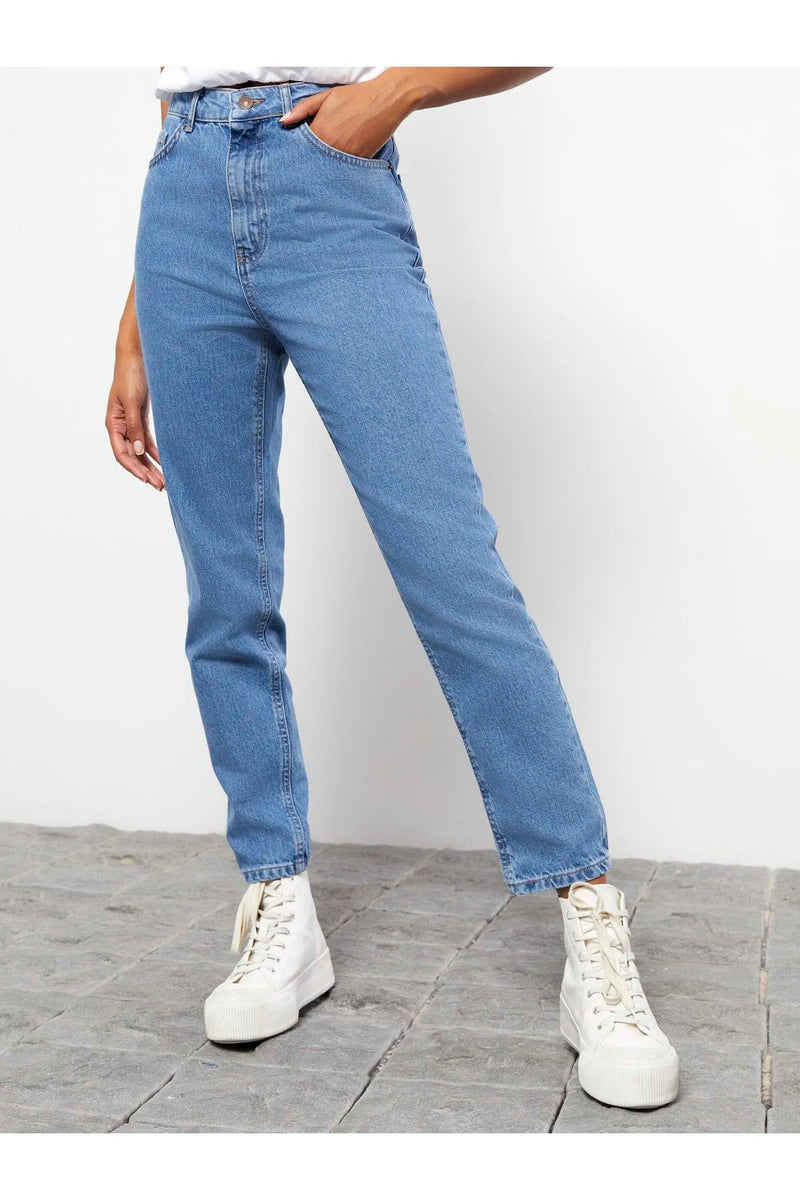 https://www.trendyol.com/en/lc-waikiki/jeans-pink-mom-p-679279063?boutiqueId=620250