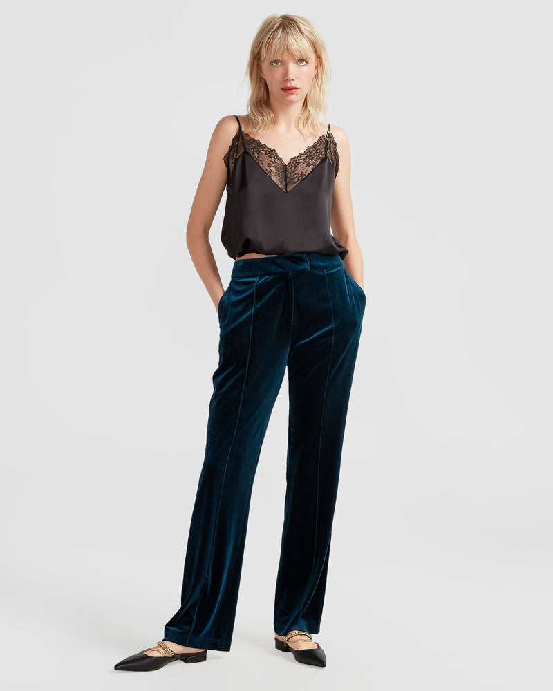 https://www.reitmans.com/en/belle-and-bloom-reverie-velvet-pant/9ec88963-235a-440b-8b73-a5aa7e3c1081.html?dwvar_9ec88963-235a-440b-8b73-a5aa7e3c1081_color=DARK%20GREEN