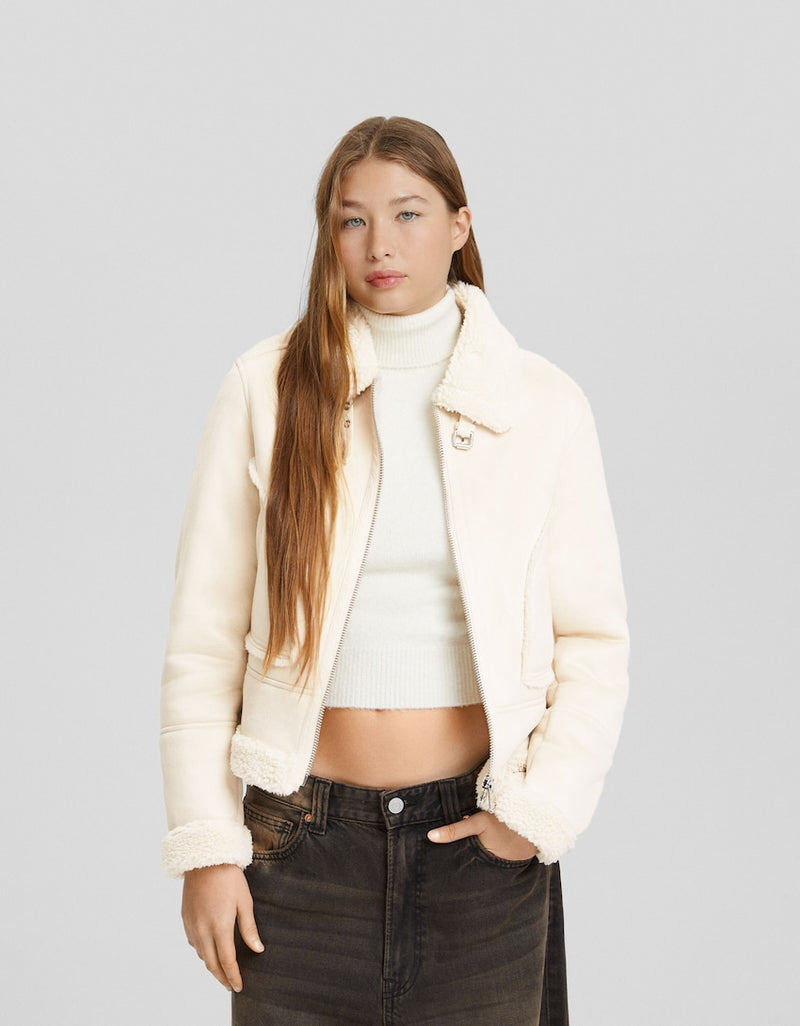 https://www.bershka.com/nl/dubbelzijdige-bolero-met-su%C3%A8de-look-c0p136603103.html?colorId=712