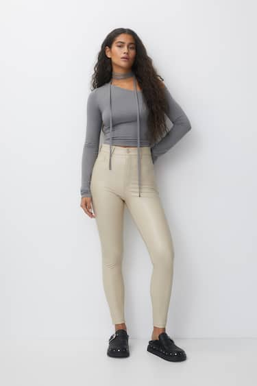 https://www.pullandbear.com/nl/skinny-broek-met-hoge-taille-en-leren-effect-l07676348?pelement=576133933&cS=710