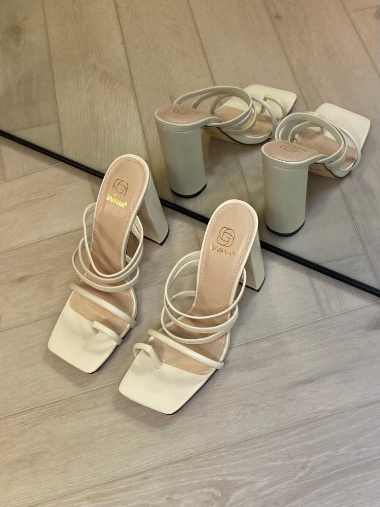 https://www.fashionandjewels.com/nl/product/strappy-toe-heels-light-beige/