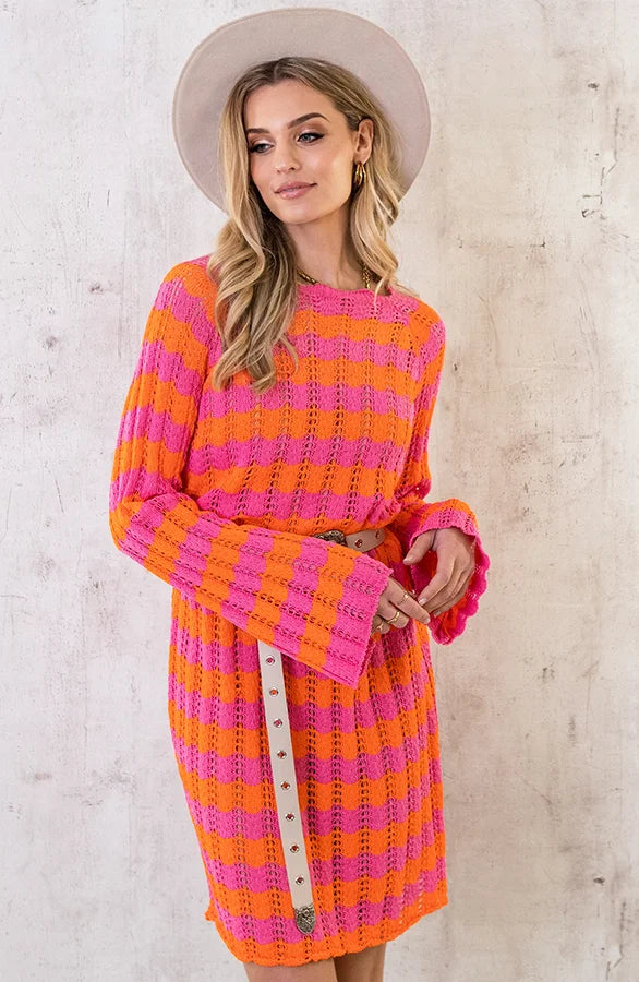 https://www.fashionmusthaves.nl/product/crochet-strepen-jurk-roze-oranje/