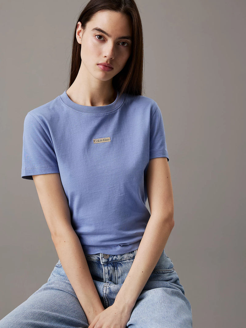 https://www.calvinklein.nl/smal-cropped-t-shirt-met-embleem-j20j225524ce0