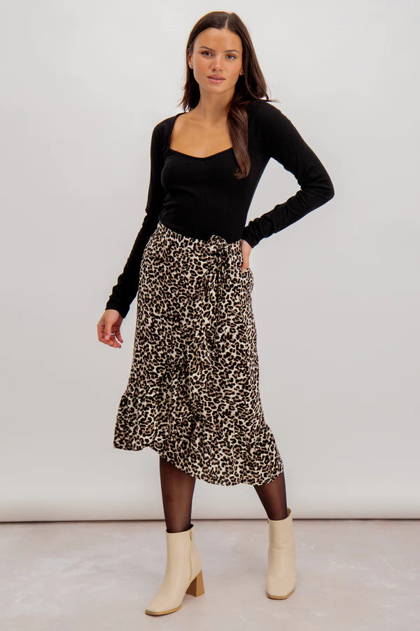 https://bornclothing.ie/collections/skirts-1/products/jdypiper-midi-wrap-skirt-wvn-pumice-stone-aop-leo-s