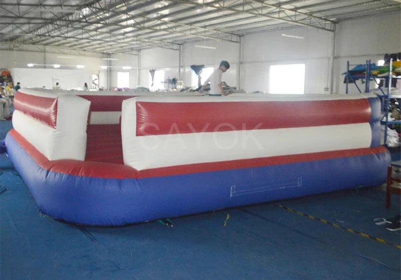 PVC opblaasbare steekspelring boxsring met PVC opblaasbare gevechtssteekpalen rood breedte 5 meter lengte 5 meter hoogte 1,8 meter