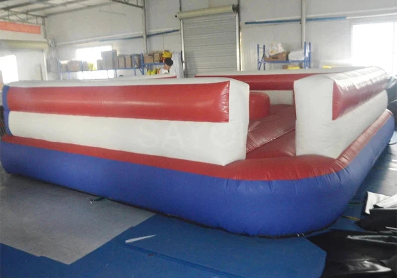 PVC opblaasbare steekspelring boxsring met PVC opblaasbare gevechtssteekpalen rood breedte 5 meter lengte 5 meter hoogte 1,8 meter