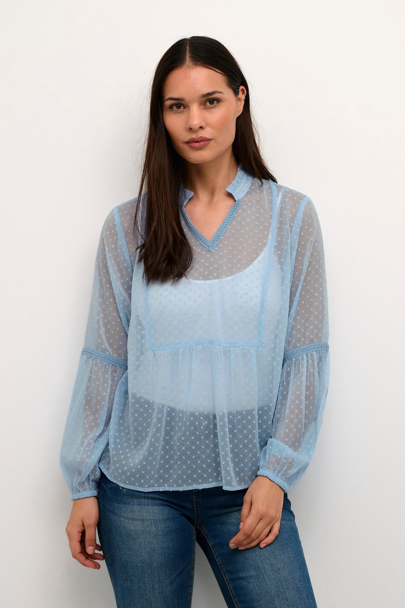 https://www.cream-clothing.com/nl-nl/airy-blue-crprikka-blouses-10611294-144122