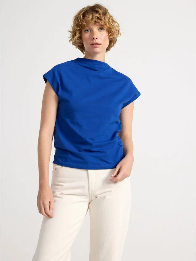 https://www.lindex.com/eu/p/8648394-9614-blue-short-sleeve-fitted-top