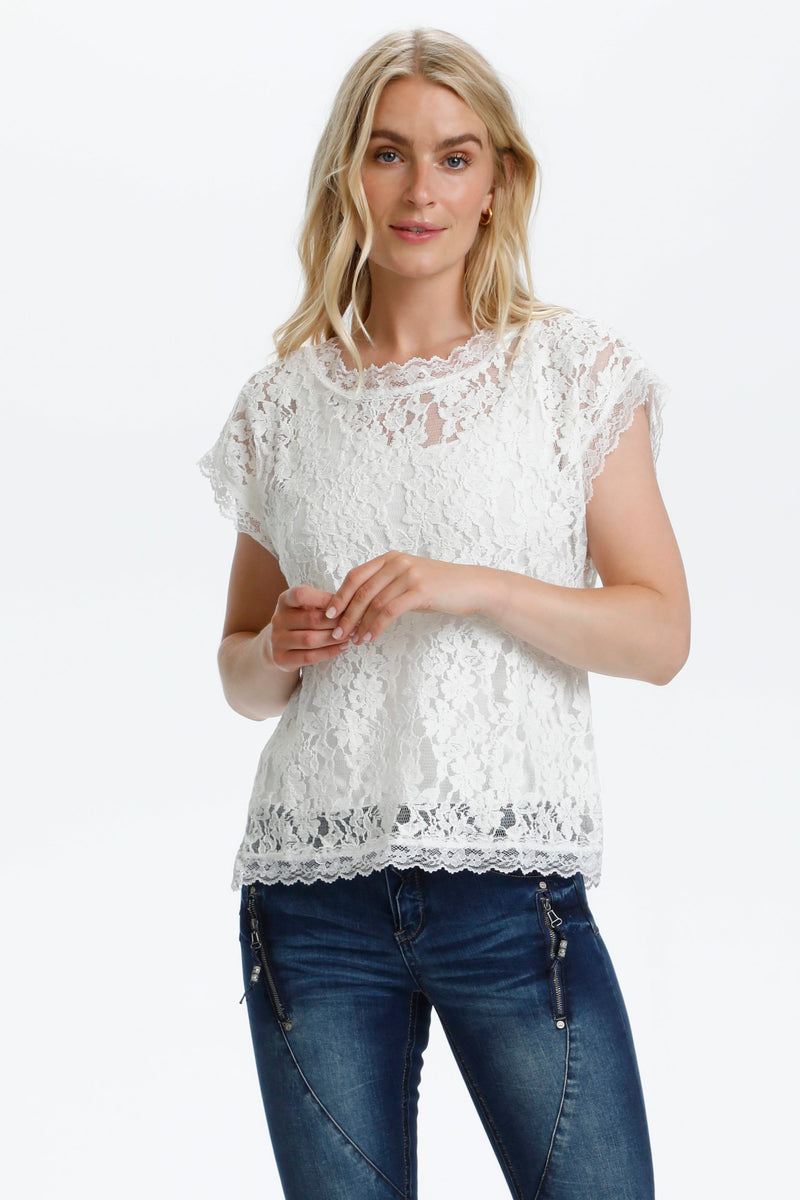 https://www.cream-clothing.com/nl-nl/chalk-crvivi-lace-blouse-10604513-60034