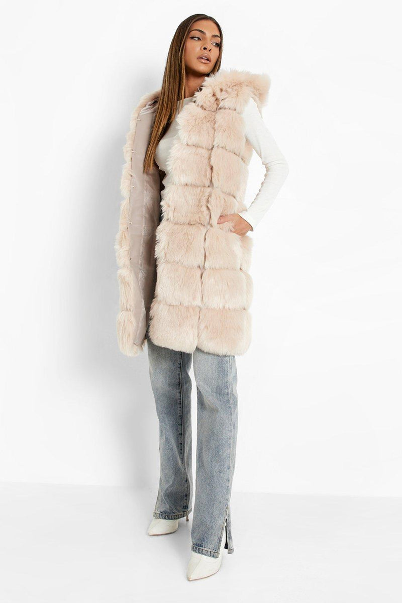 https://nl.boohoo.com/luxe-faux-fur-bodywarmer-met-panelen-en-capuchon/FZZ21821.html