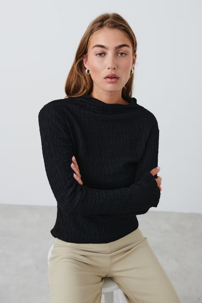 https://www.ginatricot.com/nl/kleding/tops/tops-met-lange-mouwen/funnel-neck-top-220429000