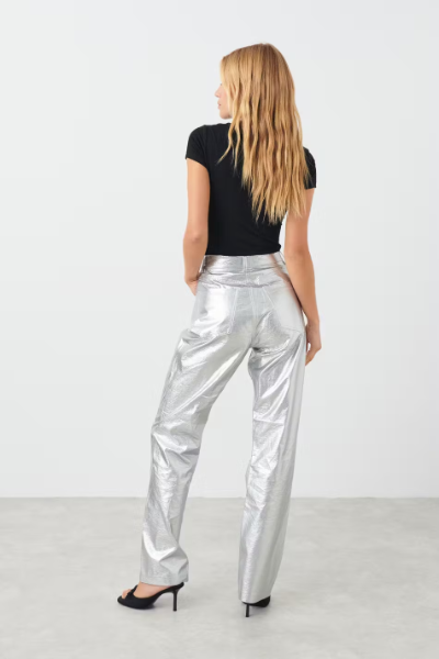 https://www.ginatricot.com/nl/kleding/broeken/leren-broeken/trousers-214338050