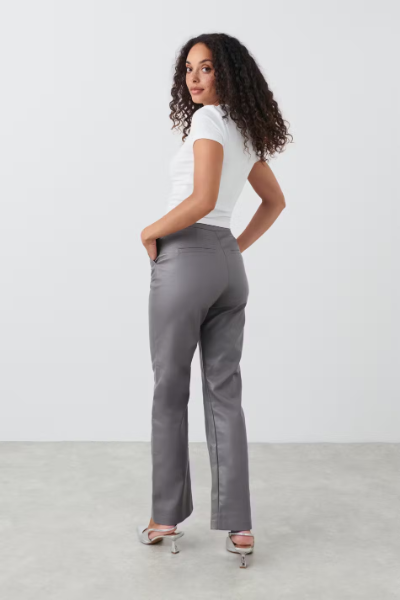 https://www.ginatricot.com/nl/kleding/broeken/rechte-broeken/trousers-207458000