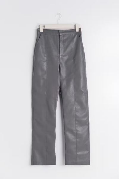 https://www.ginatricot.com/nl/kleding/broeken/rechte-broeken/trousers-207458000