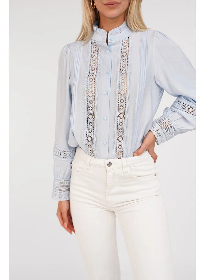 https://www.esuals.nl/lace-blouse-licht-blauw-febe.html