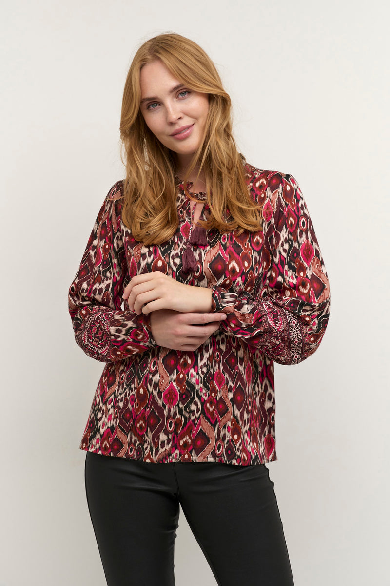 https://www.cream-clothing.com/nl-nl/geometric-ikat-cramanda-blouses-10610713-103564