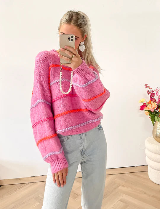 https://www.flowthebrand.nl/collections/hoodies/products/lucy-knit-roze