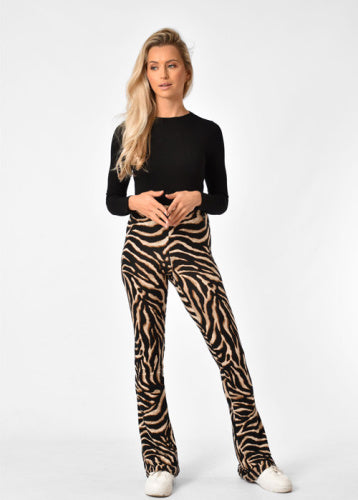 https://www.tessv.nl/lis-flared-broek-zebra/261200.ZEBRA.html