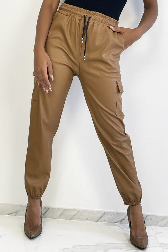 https://www.grossiste-en-ligne.com/fr/pantalons/28826-58355-pantalon-cargo-camel-en-simili-avec-poches-3666625852515.html