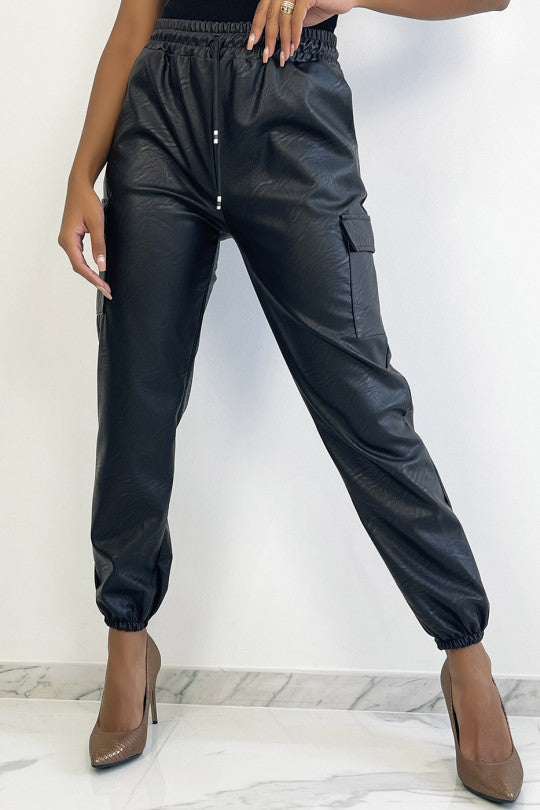 https://www.grossiste-en-ligne.com/fr/pantalons/28827-58357-pantalon-cargo-noir-en-simili-avec-poches-3666625374628.html