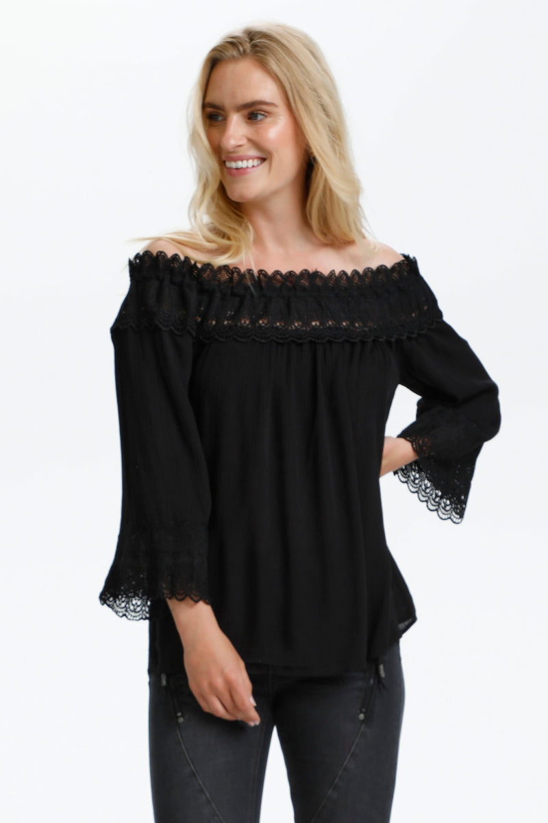 https://www.cream-clothing.com/nl-nl/pitch-black-crbea-lace-blouse-10608022-100120