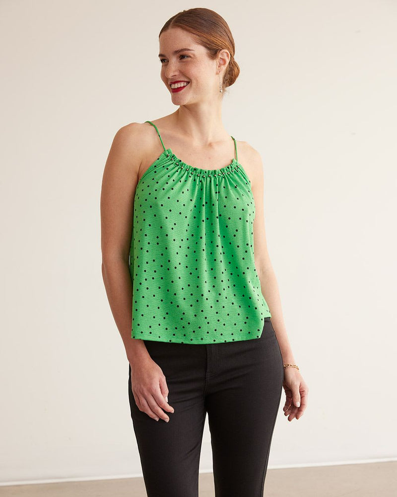 https://www.reitmans.com/en/beaded-scoop-neck-tank/468258.html?dwvar_468258_color=Kelly%20Green&cgid=Women_Tees_And_Knits