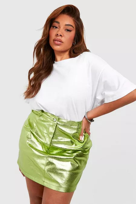 https://nl.boohoo.com/plus-metallic-mini-rokje/GZZ54987.html