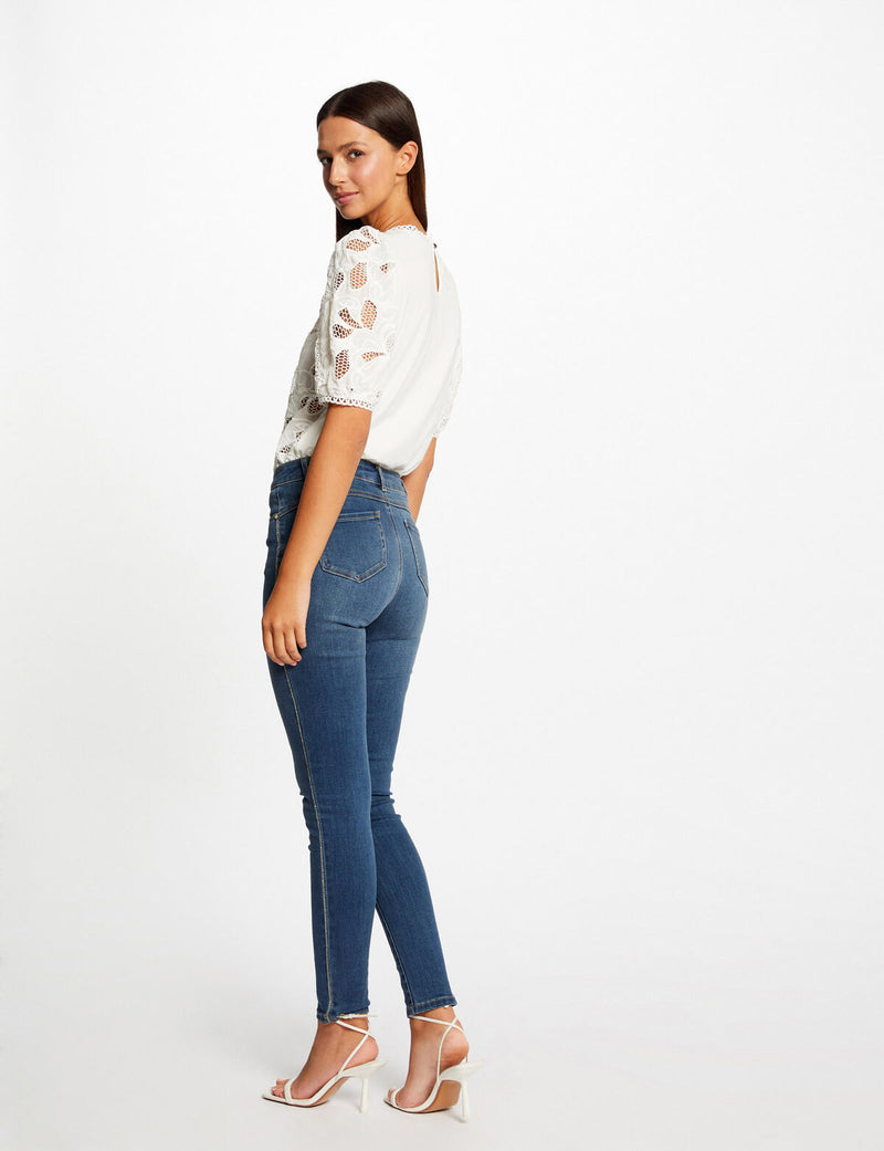 https://www.morgandetoi.be/fr_BE/t-shirt-manches-courtes-a-details-brodes-ecru-femme/32536300950670201.html