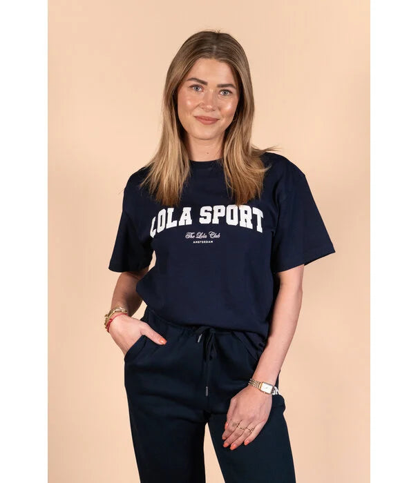 https://www.larebellefashion.nl/the-lola-club-emma-navy-tee.html