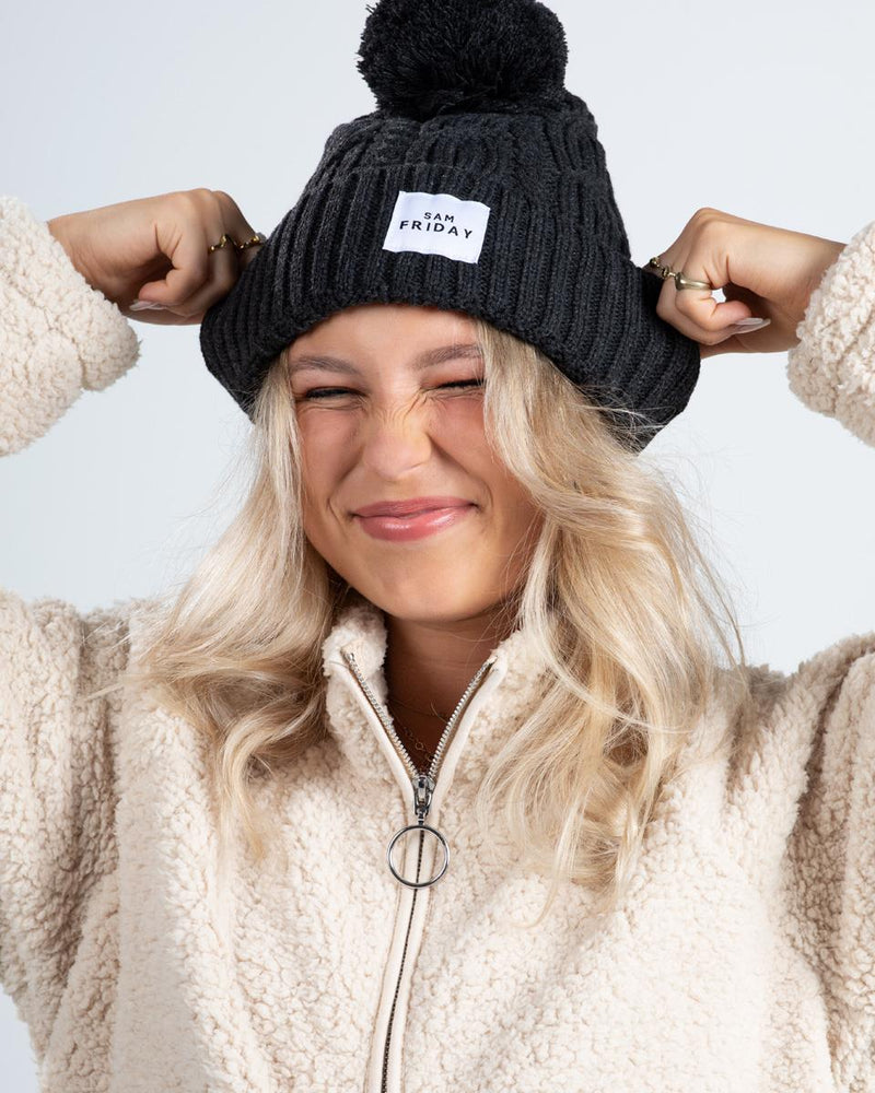 Gorro de invierno para mujer con logo estampado beige negro rojo