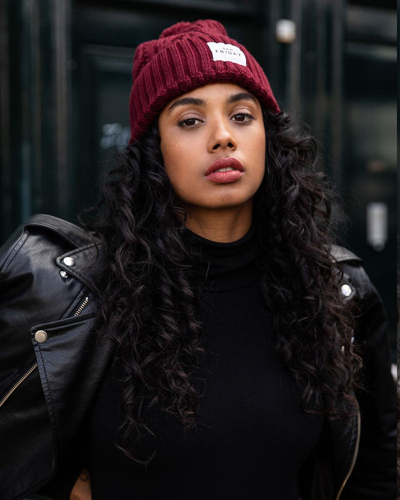 Gorro de invierno para mujer con logo estampado beige negro rojo