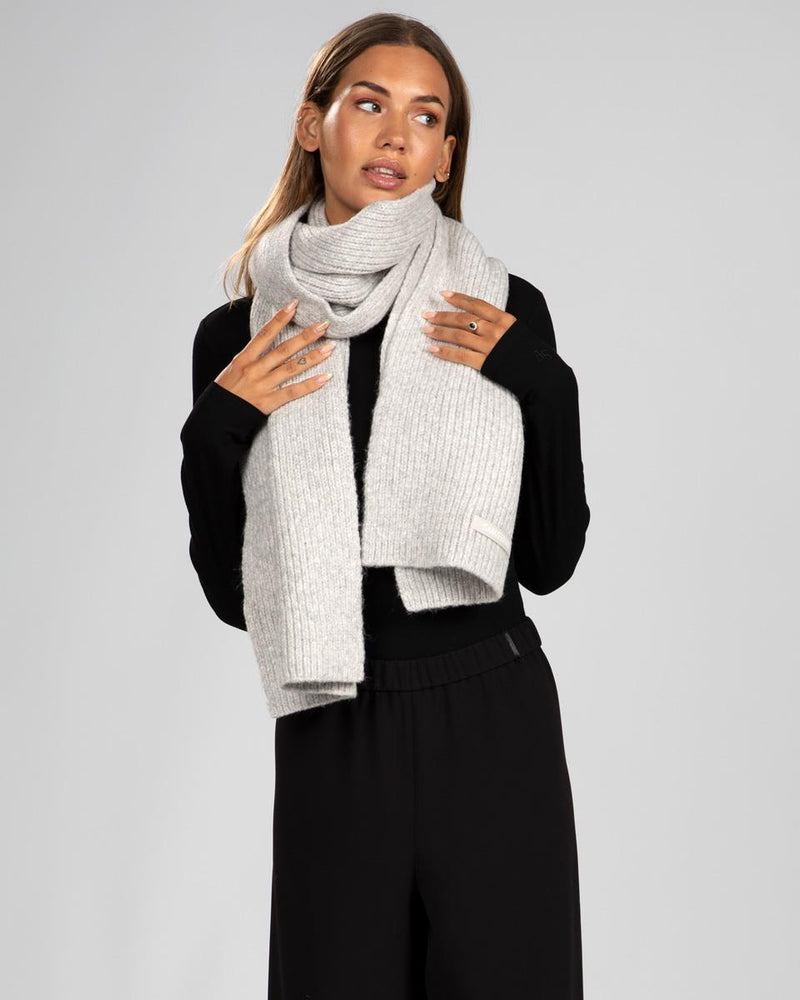 Bufanda de invierno larga y ancha para mujer de la marca Sam de punto acanalado gris claro